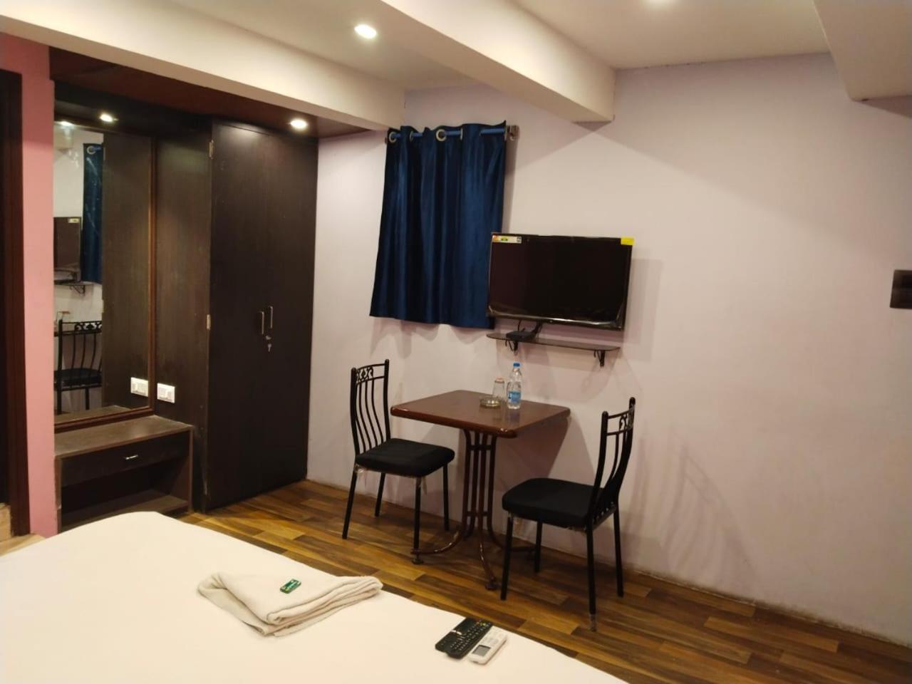 Hotel Ucs Kolkata Bagian luar foto