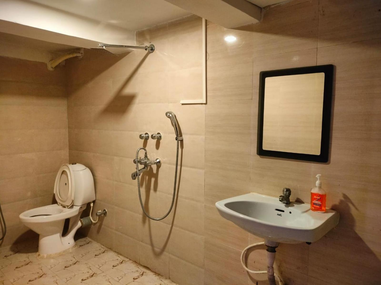 Hotel Ucs Kolkata Bagian luar foto