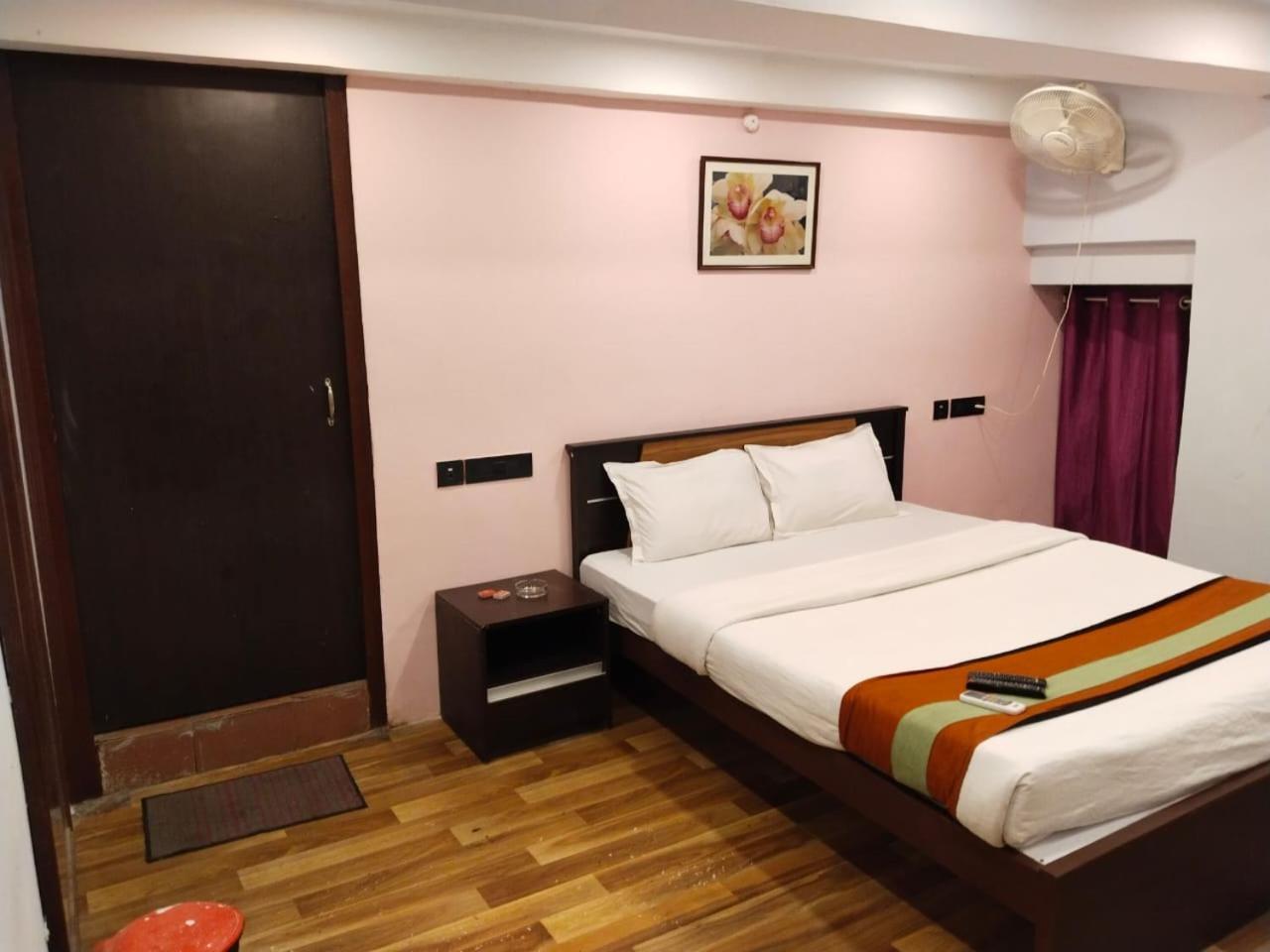 Hotel Ucs Kolkata Bagian luar foto